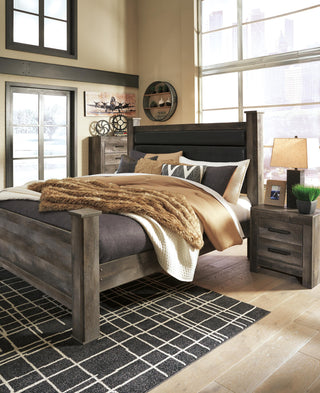 Wynnlow Upholstered Poster Bed - King