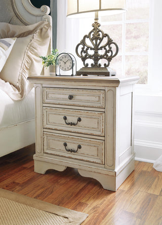 Realyn King Panel Bed, Dresser, Mirror and 2 Nightstands